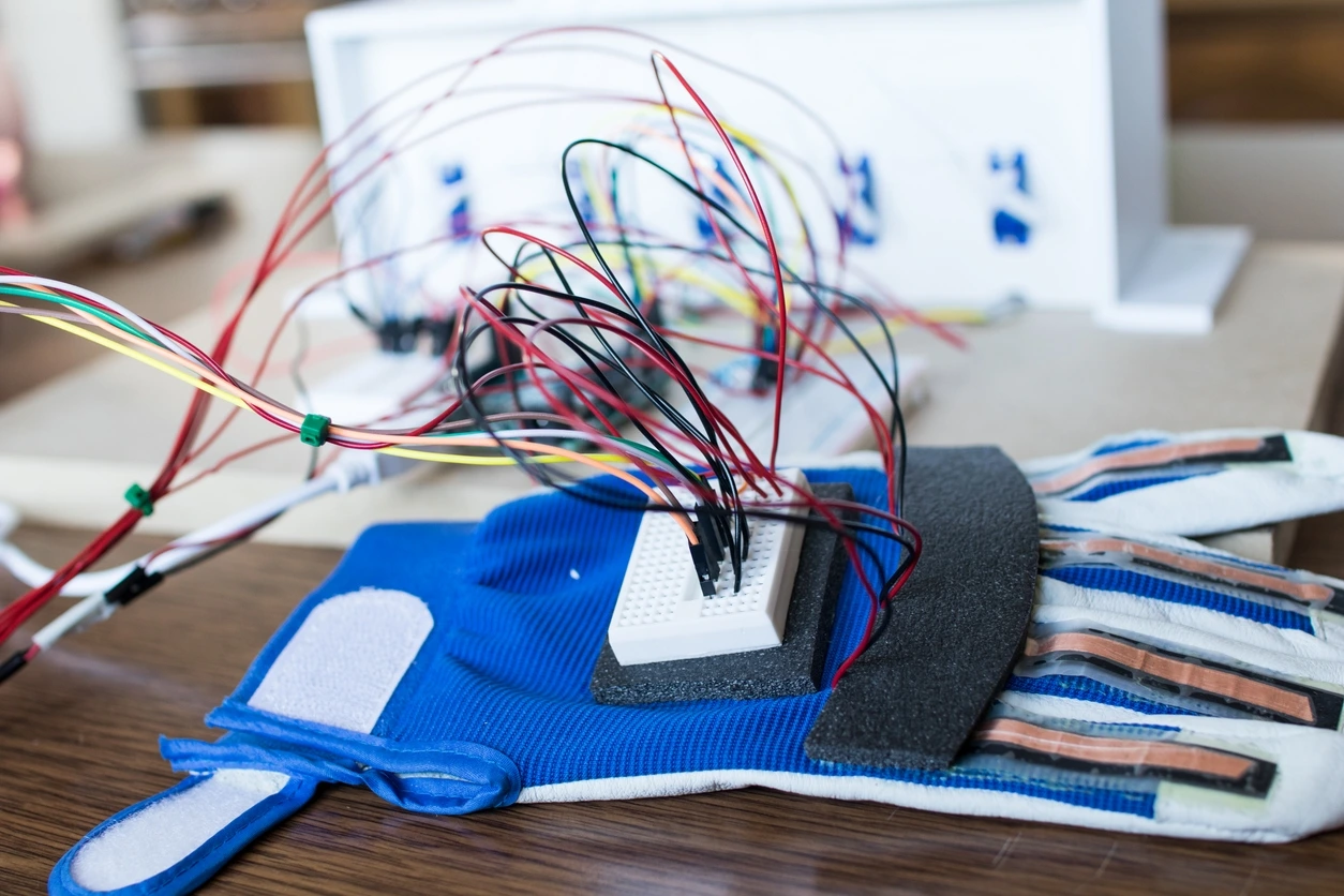 Handschuh, auf dem verkabelte Sensoren aufgeklebt sind