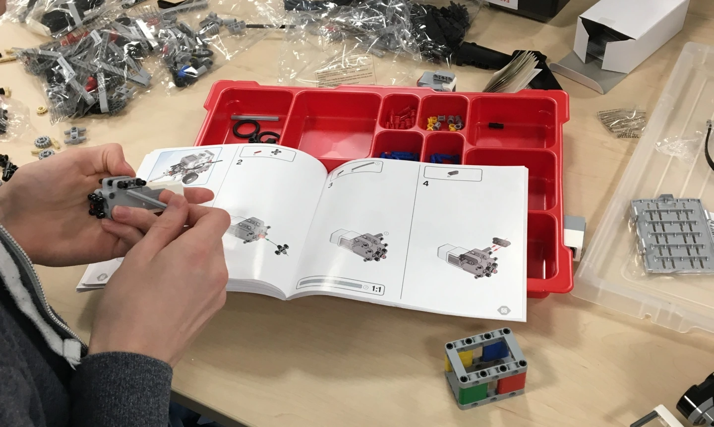 Verschiedene Bauteile eines Robotersets