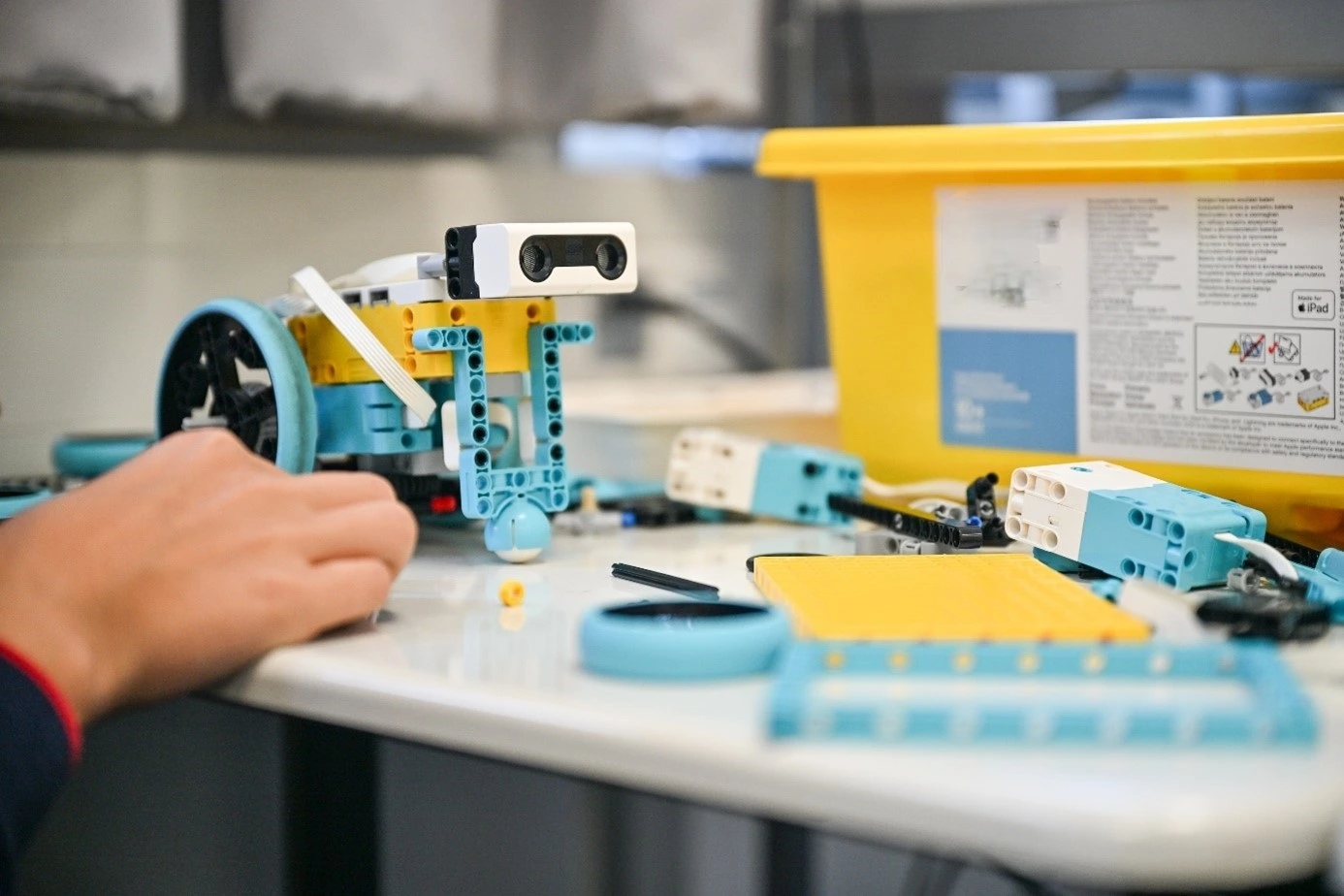 Bauteile eines Robotersets