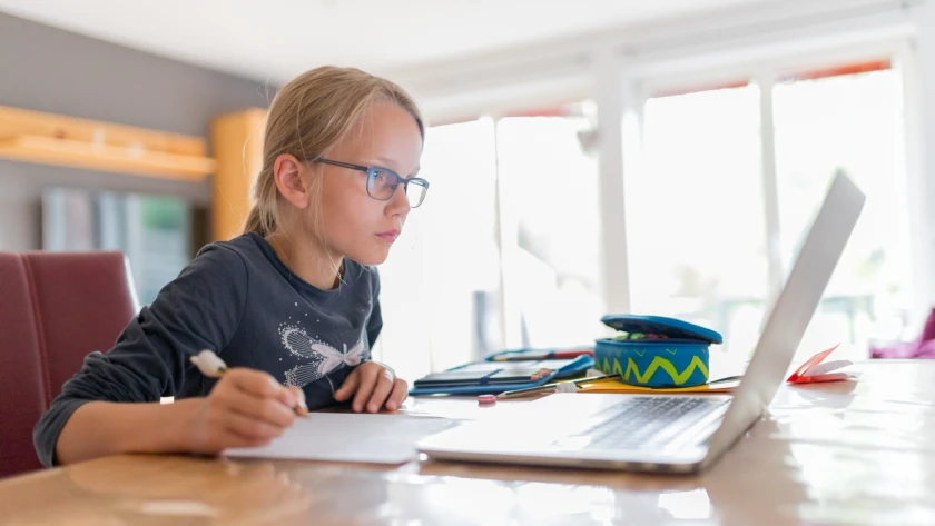 Schülerin am Laptop