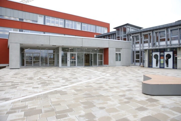 Gymnasium Neutraubling Haupteingang