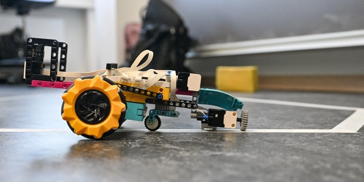 Roboterfahrgestell Nahaufnahme mit Linie auf Boden im Klassenzimmer