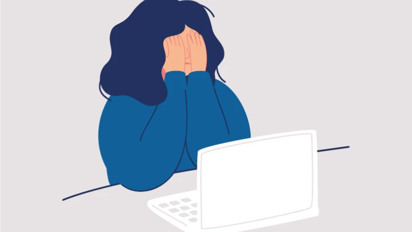 Mädchen sitzt vor einem Laptop und schlägt die Hände vors Gesicht