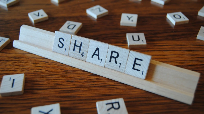 Bild von Buchstaben die das gelegte Wort SHARE bilden