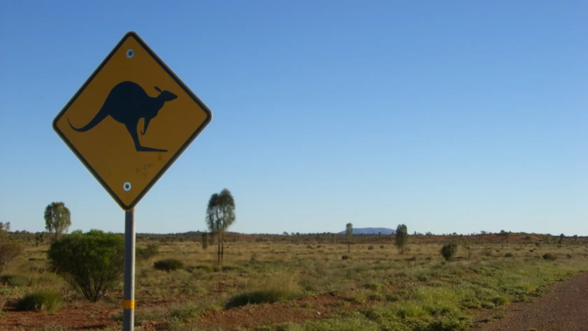 Outback Australiens mit Känguru-Warnschild