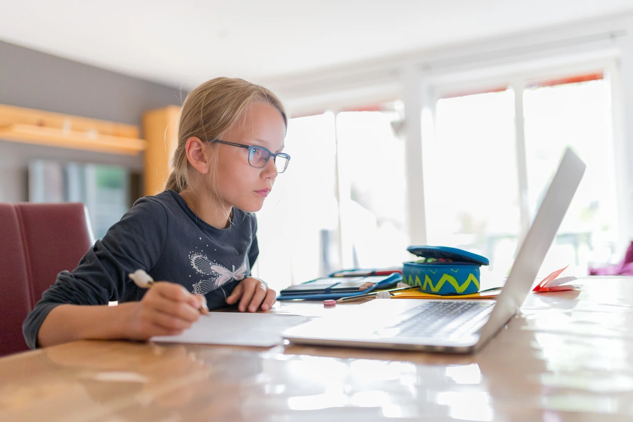 Schülerin am Laptop