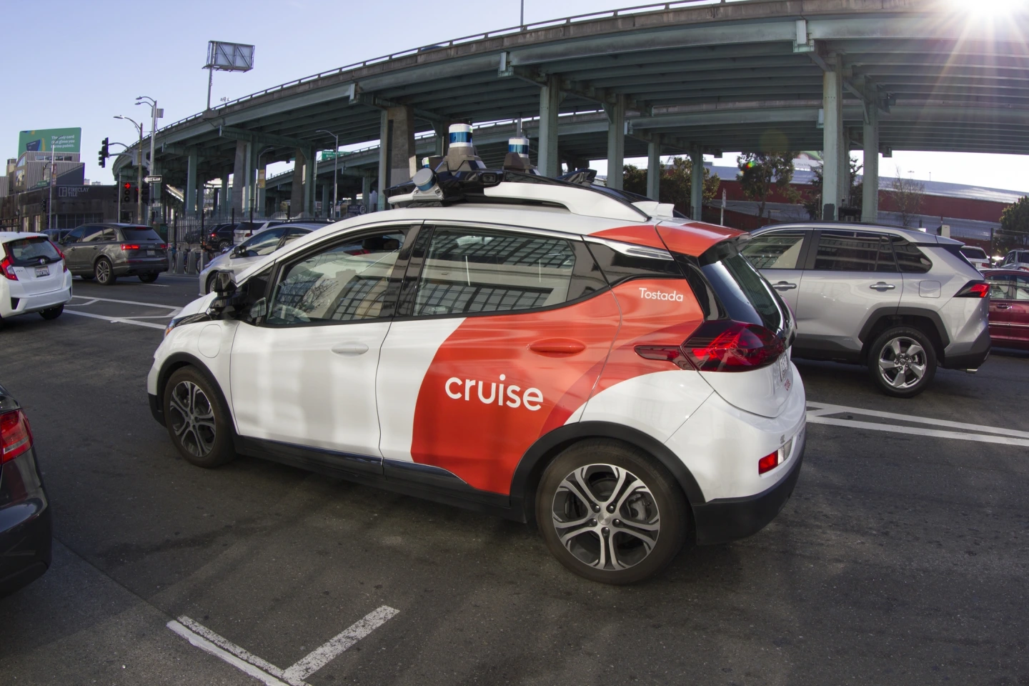 San Francisco, CA, USA - 23. Februar 2020: Ein selbstfahrendes Kreuzfahrtauto wird im SoMa-Distrikt von San Francisco getestet. Als Tochterunternehmen von GM testet und entwickelt Cruise autonome Fahrzeugtechnologie.