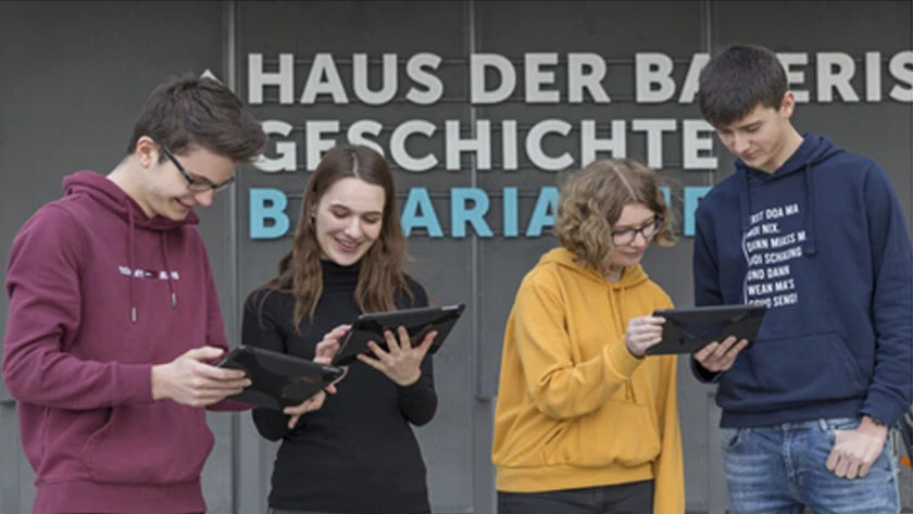 Lernende vor dem HdBG