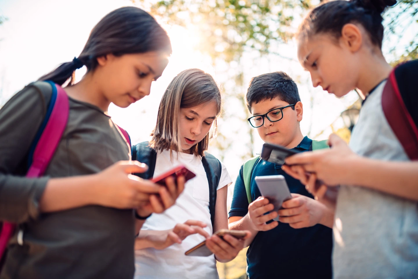 Kinder schauen auf Smartphones