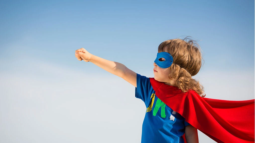 Junge als Superman verkleidet