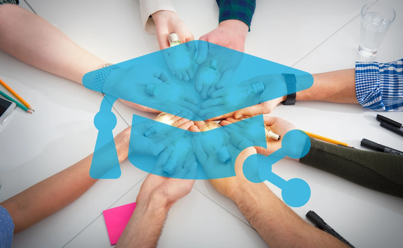 Hände mit Glühbirnen und teachSHARE-Icon
