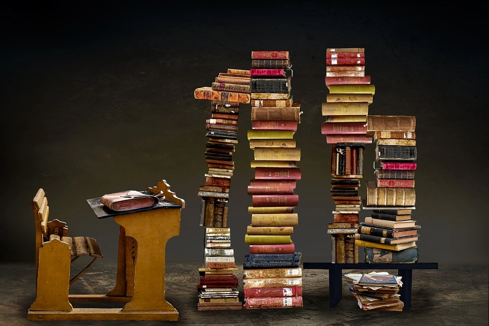 Bücherstapel vor einem alten Schülersitzplatz