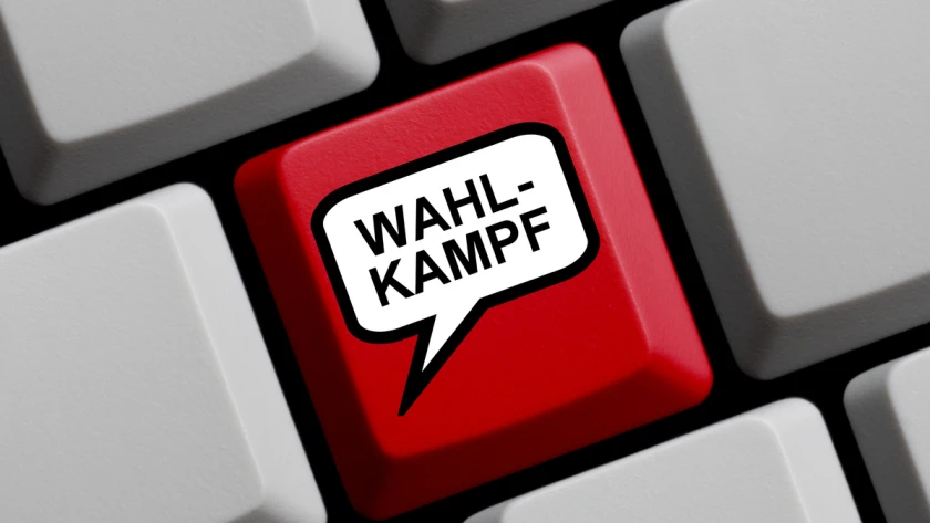Tastatur mit roter Taste, die eine Sprechblase "Wahlkampf" enthält