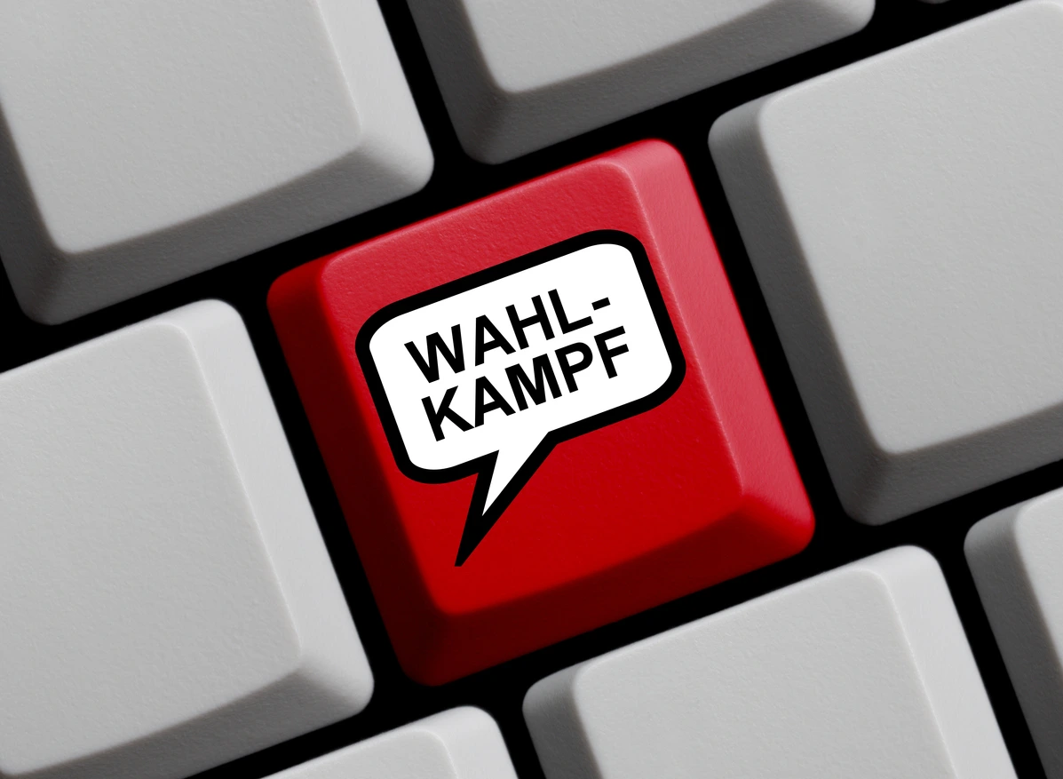 Tastatur mit roter Taste, die eine Sprechblase "Wahlkampf" enthält