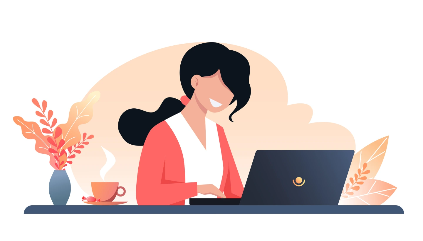 Lächelnde Frau sitzt am Laptop mit einer Tasse Kaffee/Tee