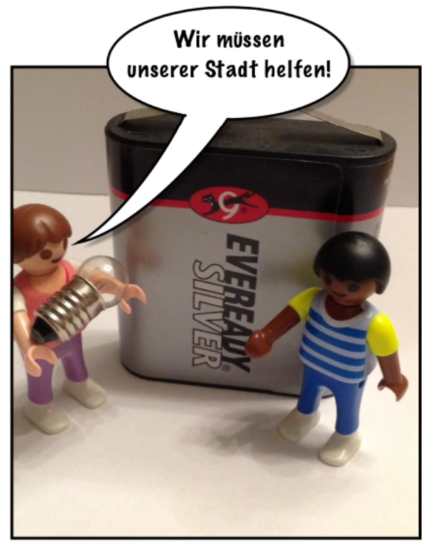 Playmobilfiguren mit Arbeitsauftrag zum Thema Strom