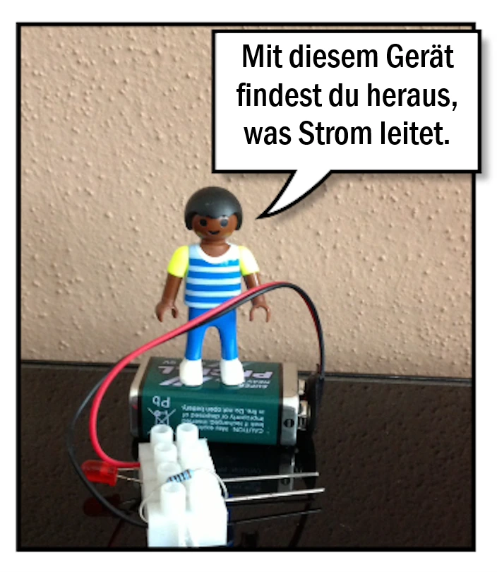 Playmobil-Figur mit Arbeitsauftrag zum Thema Strom