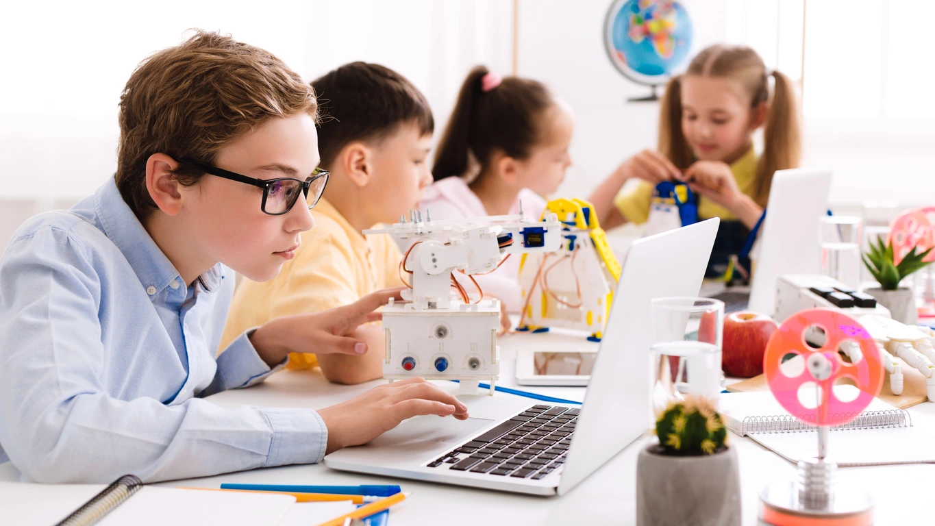 Schüler mit digitalen Medien im Unterricht