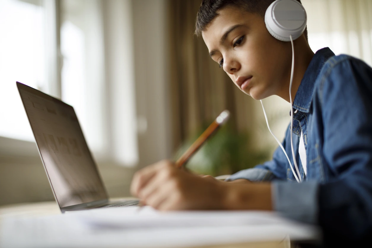 Schüler lernt zuhause am Laptop