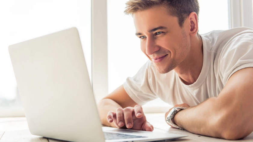 Junge Lehrkraft am Laptop