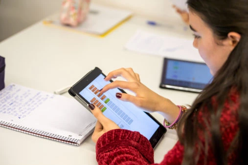 Technische Universitaet Muenchen (TUM), School of Education: Qualitaetsoffensive Teach @ TUM , Bereich Toolbox Lehrerbildung, Lehren und Lernen im digitalen Zeitalter; Projektleitung Prof. Doris Lewalter und Dr. Silke Schiffhauer;  Hier werden Unterrichtssituationen nachgespielt, die später in der Lehrerbildung an der TUM Verwendung finden sollen und auf Lernplattformen veroeffentlicht werden. Die „Lehrein" wurde dabei von einer Dozentin gespielt, die von der TU damit beauftragt wurde; und wer kann besser verschiedene Schueler spielen, als Schueler selbst? Die Oberstufentheatergruppe  mit SchuelerInnen des Gymnasiums Kirchseeon wirkten bei den gescripteten Videaotutorials mit. Fotografiert am 09.12.2017;   Foto: Astrid Eckert / TU Muenchen; Verwendung frei fuer die Berichterstattung ueber die TU Muenchen unter Nennung des Copyrights
