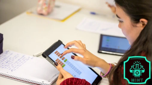 Technische Universitaet Muenchen (TUM), School of Education: Qualitaetsoffensive Teach @ TUM , Bereich Toolbox Lehrerbildung, Lehren und Lernen im digitalen Zeitalter; Projektleitung Prof. Doris Lewalter und Dr. Silke Schiffhauer;  Hier werden Unterrichtssituationen nachgespielt, die später in der Lehrerbildung an der TUM Verwendung finden sollen und auf Lernplattformen veroeffentlicht werden. Die „Lehrein" wurde dabei von einer Dozentin gespielt, die von der TU damit beauftragt wurde; und wer kann besser verschiedene Schueler spielen, als Schueler selbst? Die Oberstufentheatergruppe  mit SchuelerInnen des Gymnasiums Kirchseeon wirkten bei den gescripteten Videaotutorials mit. Fotografiert am 09.12.2017;   Foto: Astrid Eckert / TU Muenchen; Verwendung frei fuer die Berichterstattung ueber die TU Muenchen unter Nennung des Copyrights
