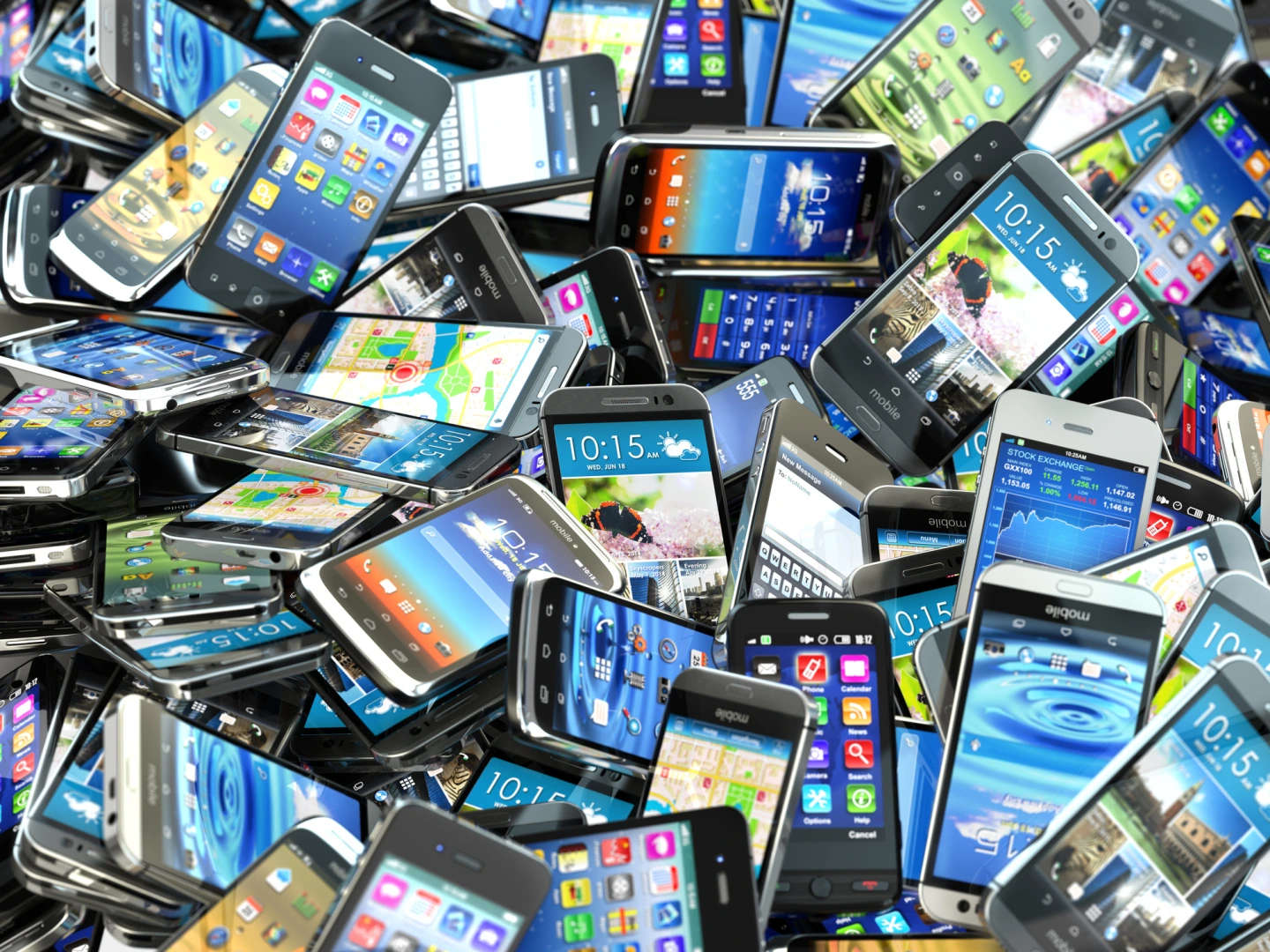 Viele Smartphones liegen durcheinander auf einem Haufen.